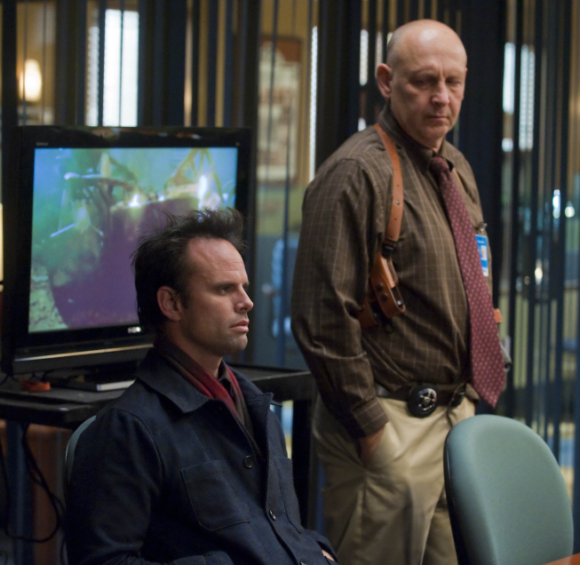 Still of Walton Goggins and Nick Searcy in Justified (2010)