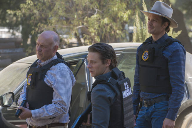 Still of Timothy Olyphant, Jacob Pitts and Nick Searcy in Justified (2010)