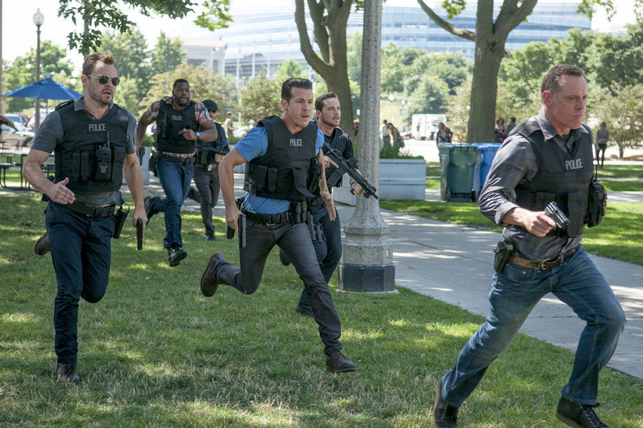 Still of Jason Beghe, Jesse Lee Soffer, Jon Seda, Patrick John Flueger and Laroyce Hawkins in Chicago P.D. (2014)