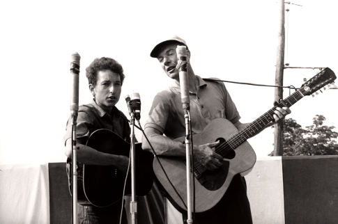 Still of Bob Dylan and Pete Seeger in Pete Seeger: The Power of Song (2007)