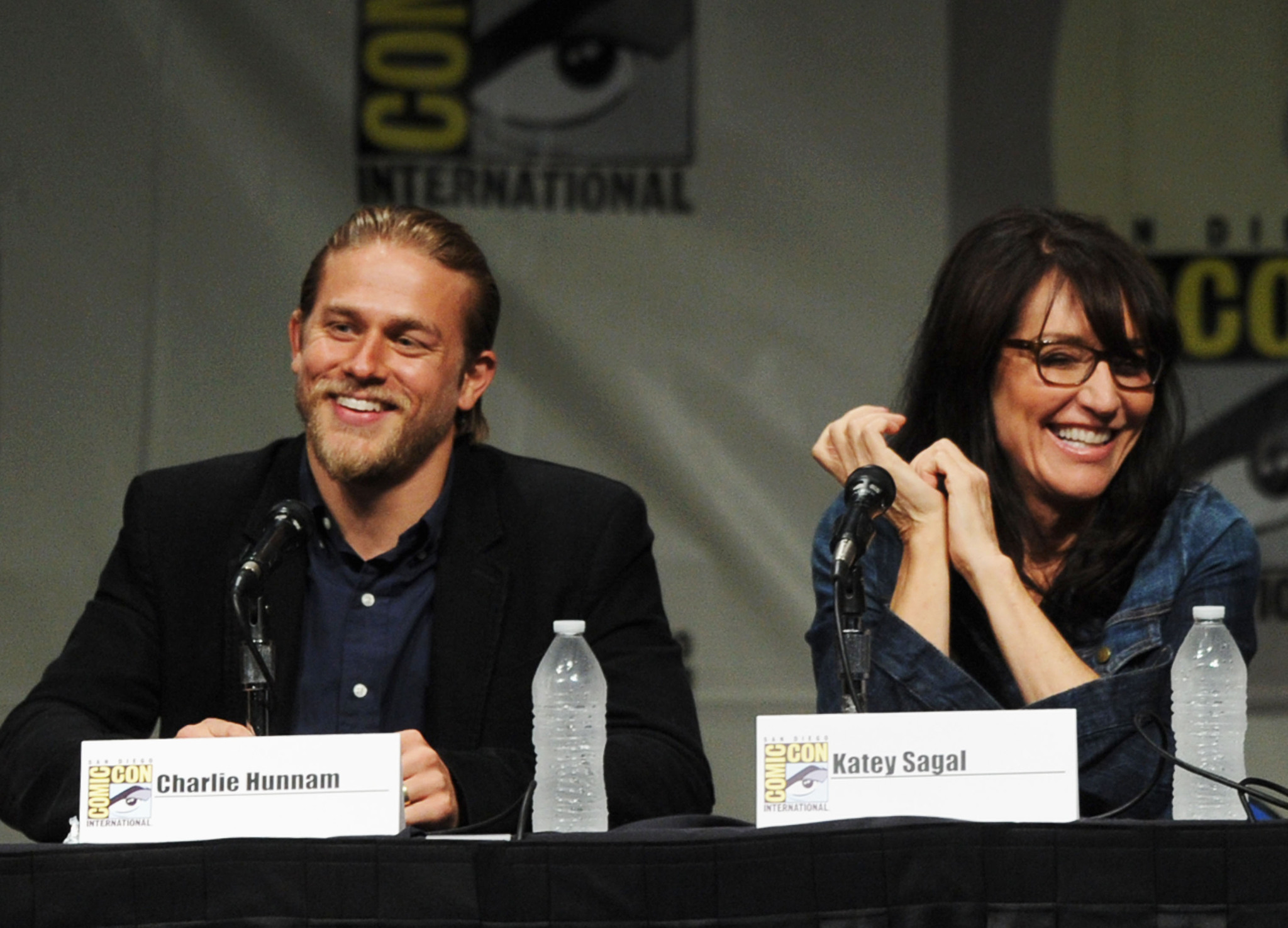 Katey Sagal and Charlie Hunnam at event of Sons of Anarchy (2008)