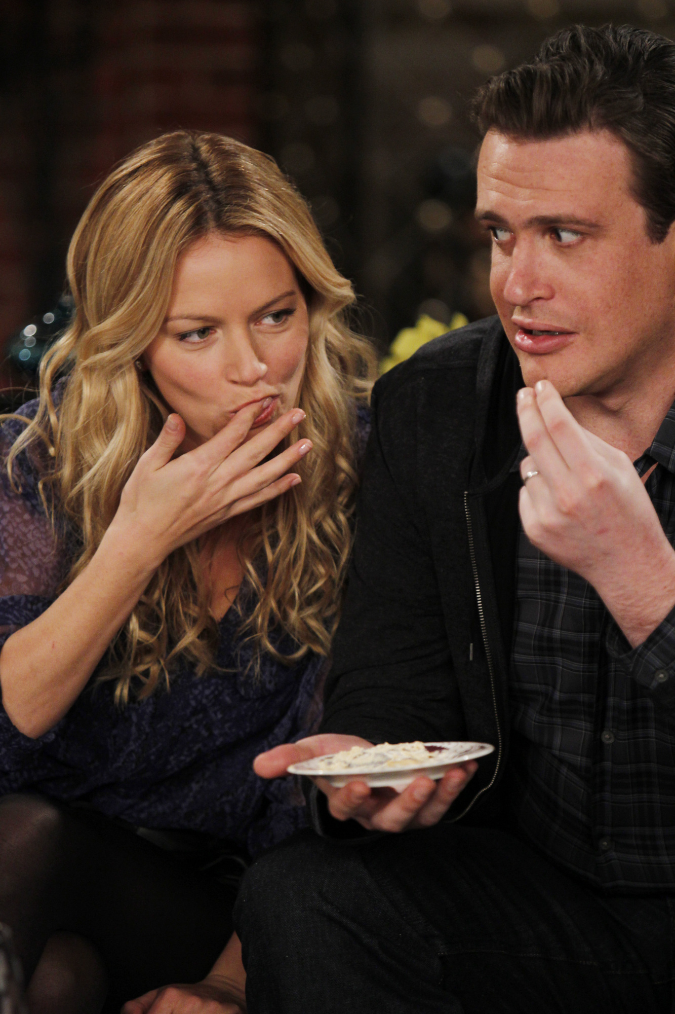 Still of Jason Segel and Becki Newton in Kaip as susipazinau su jusu mama: The Broath (2012)