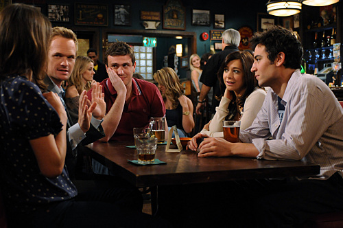 Still of Neil Patrick Harris, Alyson Hannigan, Jason Segel and Josh Radnor in Kaip as susipazinau su jusu mama (2005)