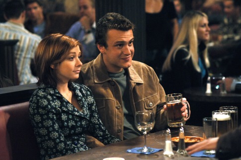 Still of Alyson Hannigan and Jason Segel in Kaip as susipazinau su jusu mama (2005)