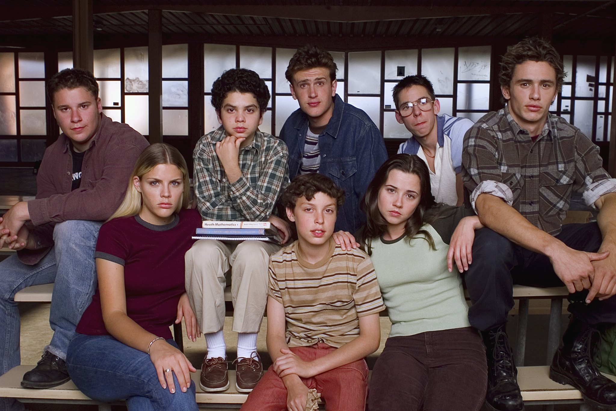 Still of Linda Cardellini, Busy Philipps, John Francis Daley, James Franco, Samm Levine, Seth Rogen, Martin Starr and Jason Segel in Freaks and Geeks (1999)