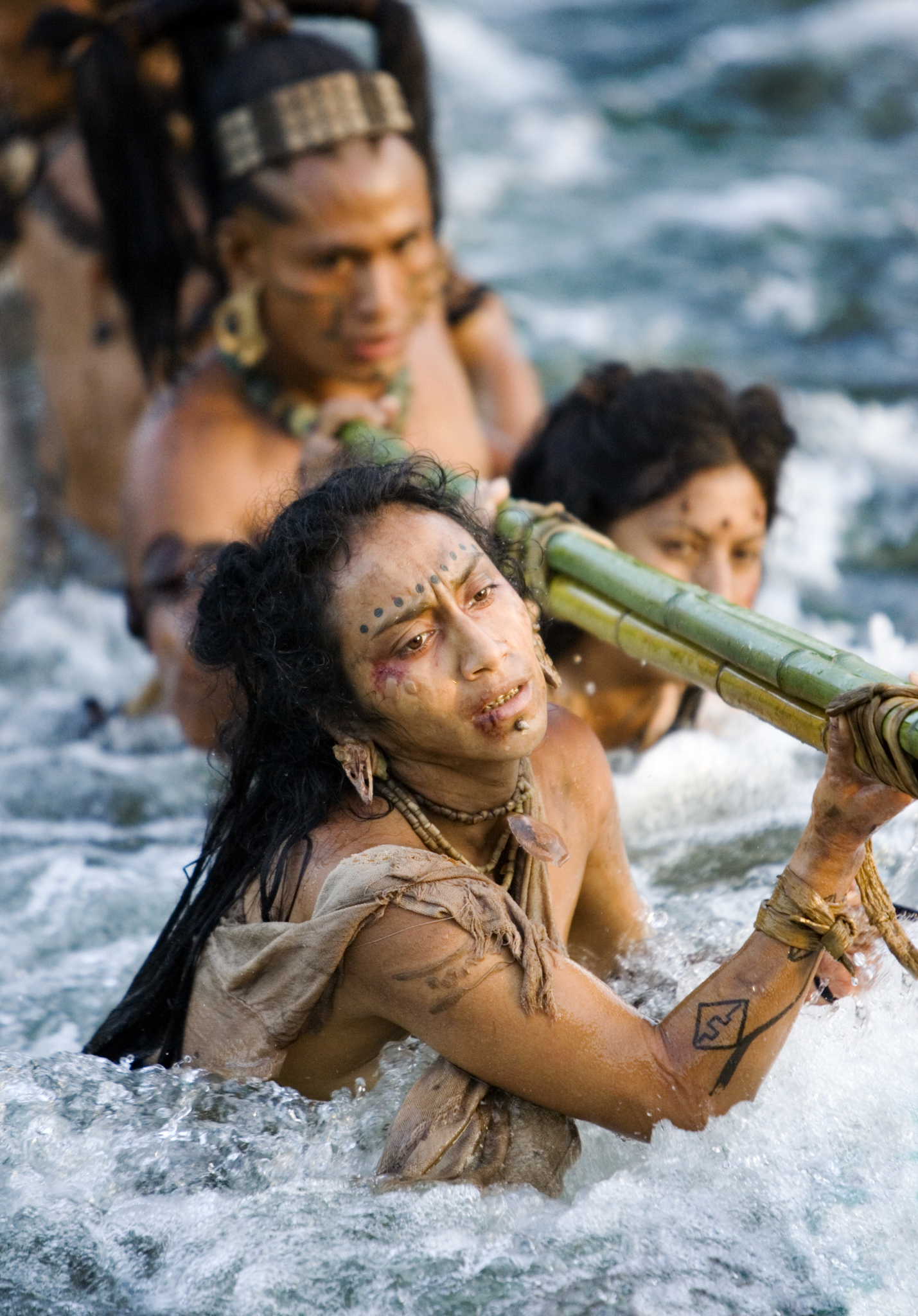 Still of Mayra Serbulo and Ariel Galvan in Apocalypto (2006)