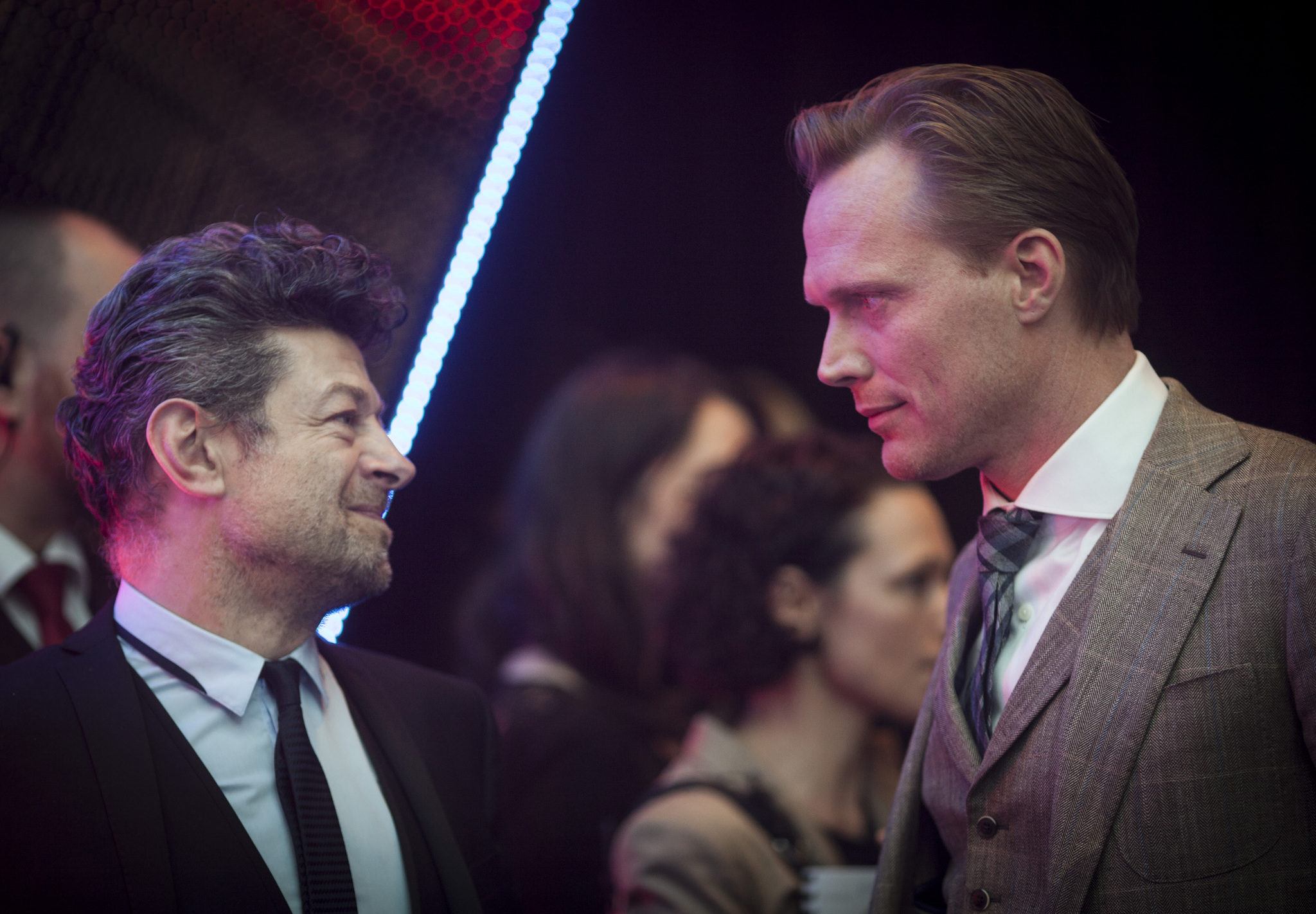 Paul Bettany and Andy Serkis at event of Kersytojai 2 (2015)