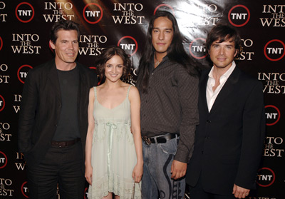 Rachael Leigh Cook, Josh Brolin, Matthew Settle and Michael Spears at event of Into the West (2005)