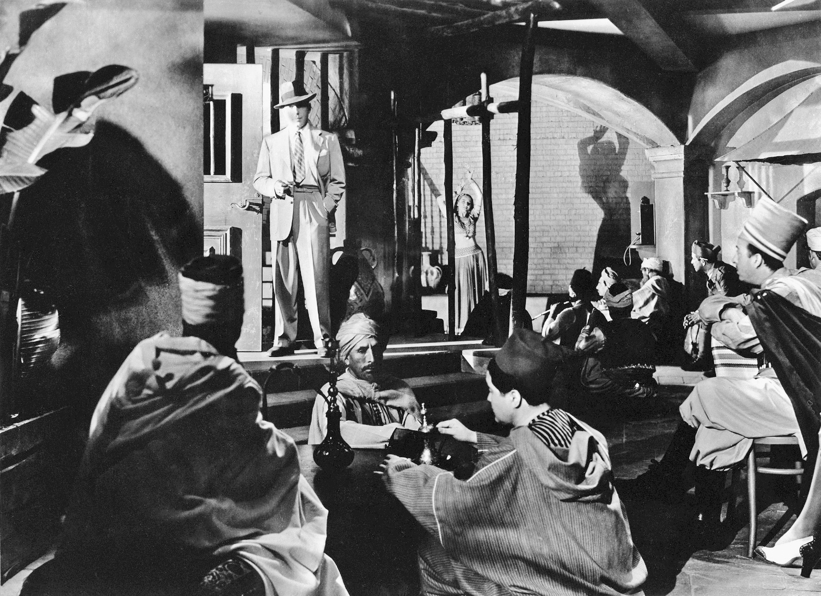 Still of Humphrey Bogart and Dan Seymour in Kasablanka (1942)