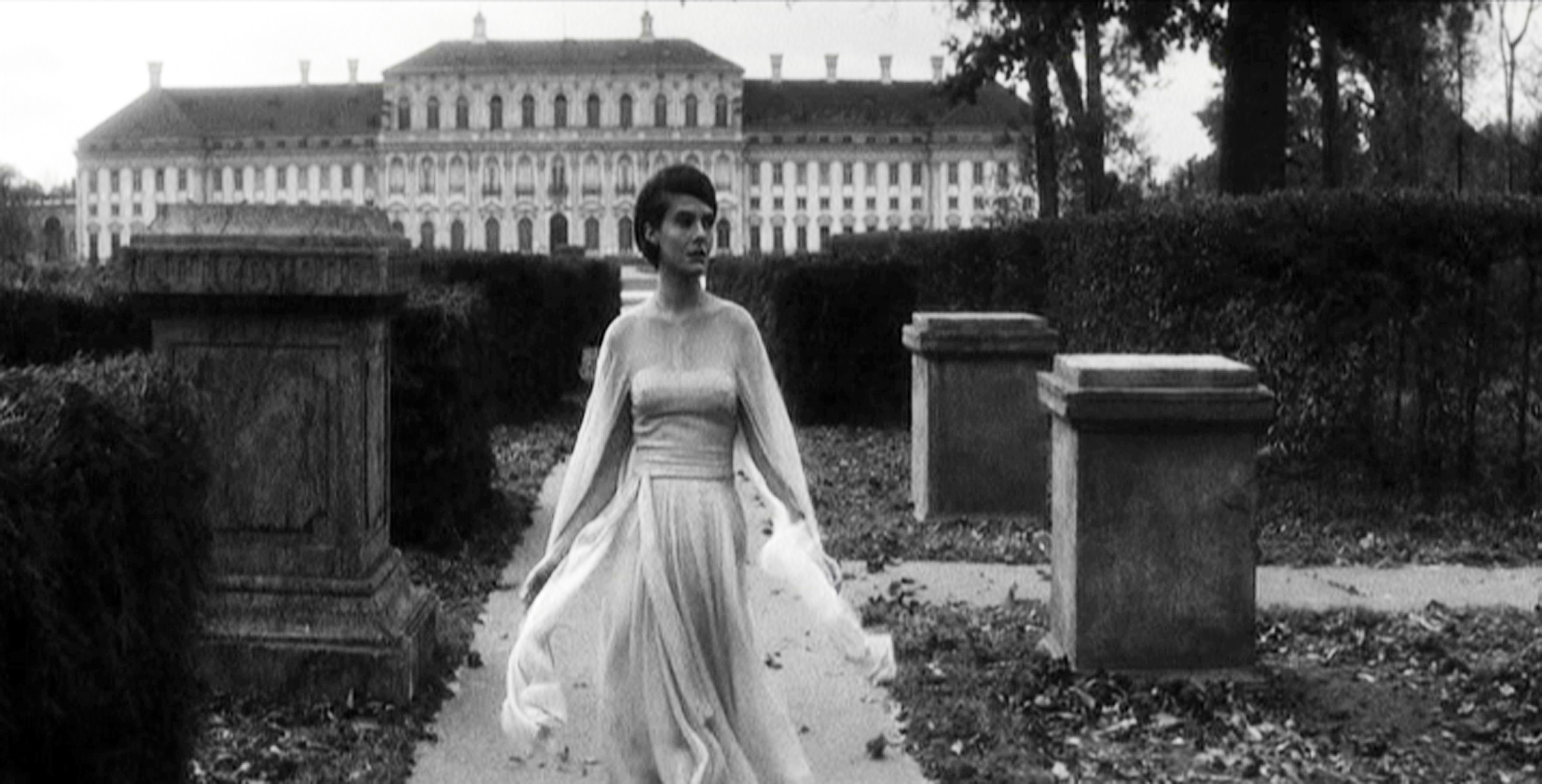 Still of Delphine Seyrig in L'année dernière à Marienbad (1961)