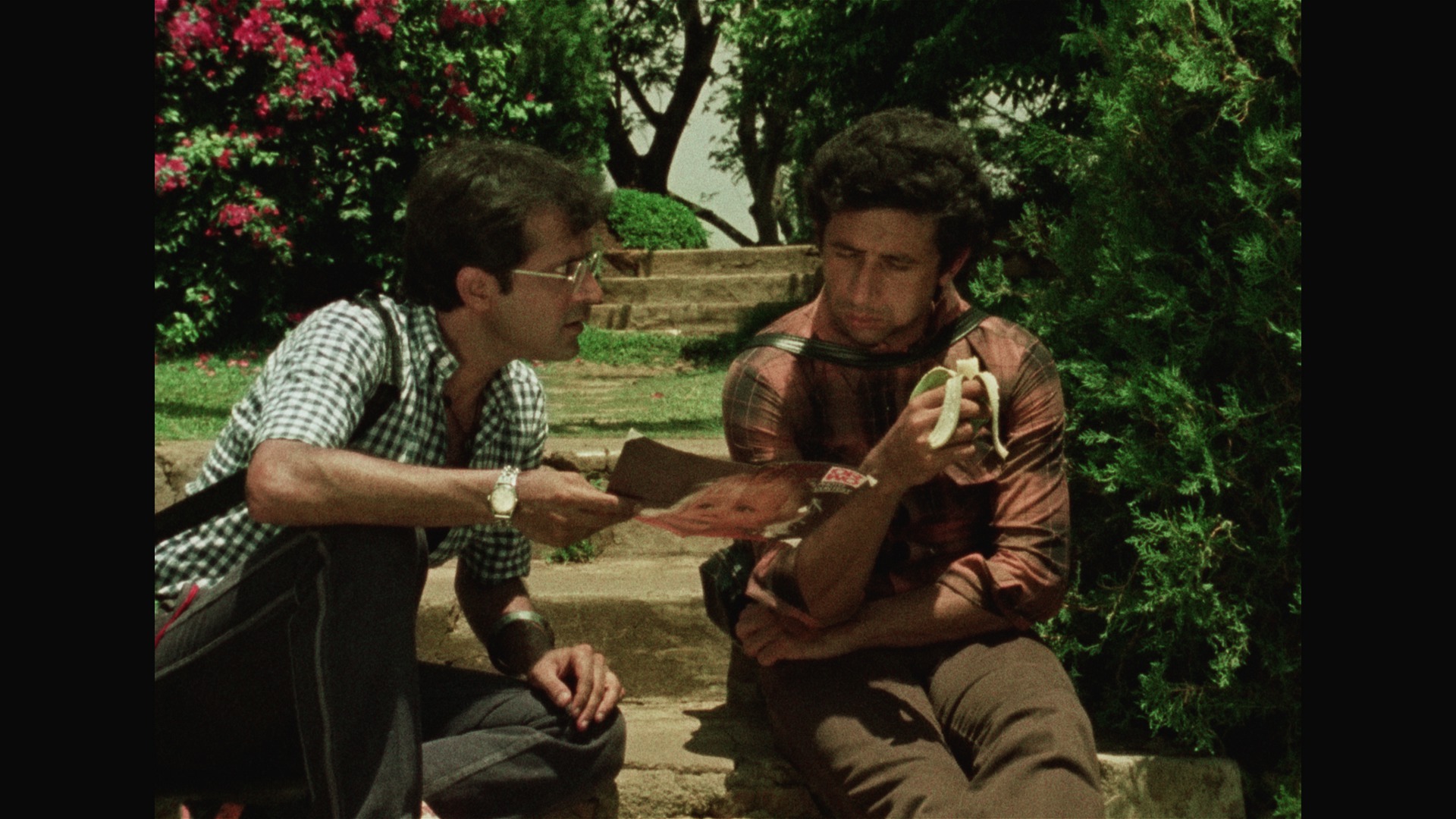 Ravi Baswani and Naseeruddin Shah in Jaane Bhi Do Yaaro (1983)