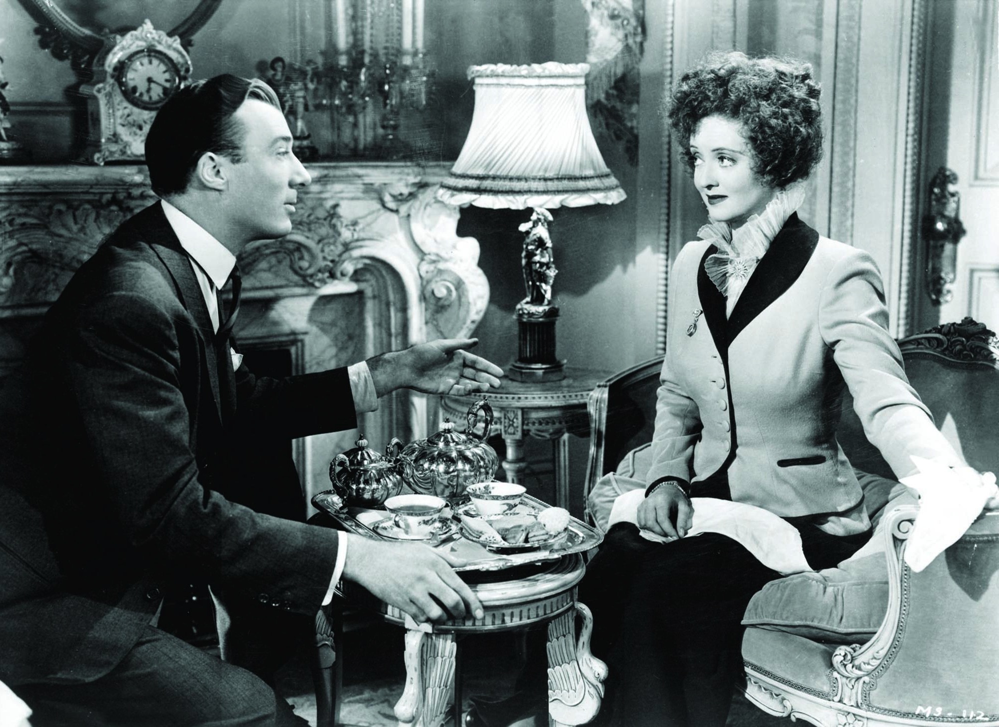 Still of Bette Davis and Robert Shayne in Mr. Skeffington (1944)
