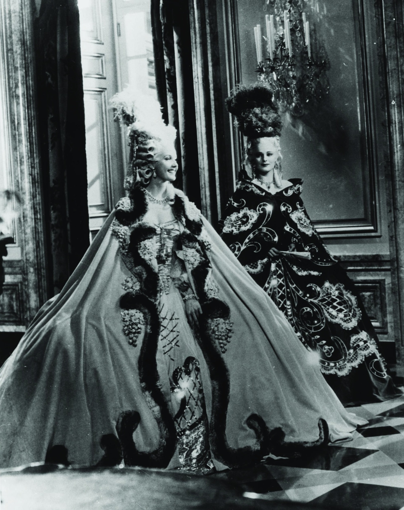 Still of Anita Louise and Norma Shearer in Marie Antoinette (1938)