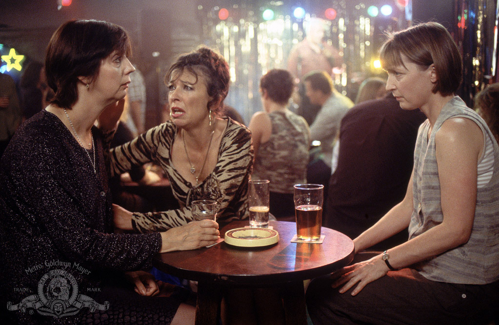 Still of Marion Bailey, Lesley Manville and Ruth Sheen in All or Nothing (2002)