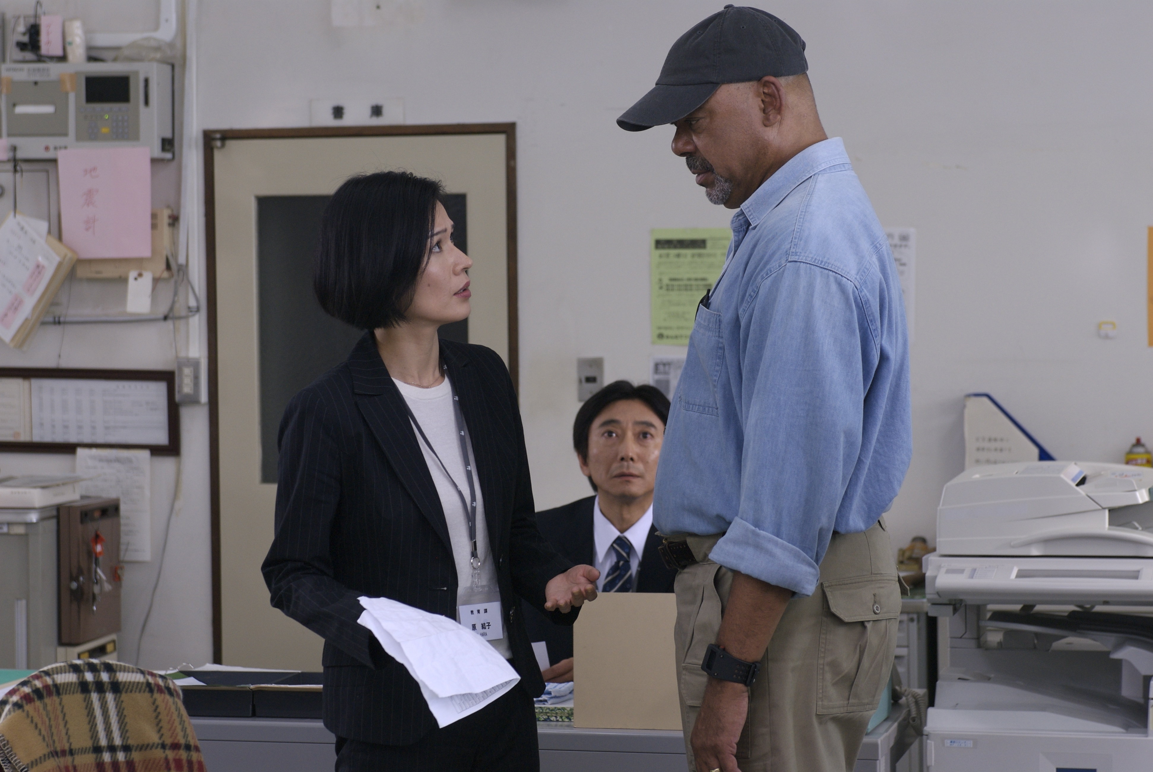 Hara tries explaining things to Daniel as Inoue looks on.