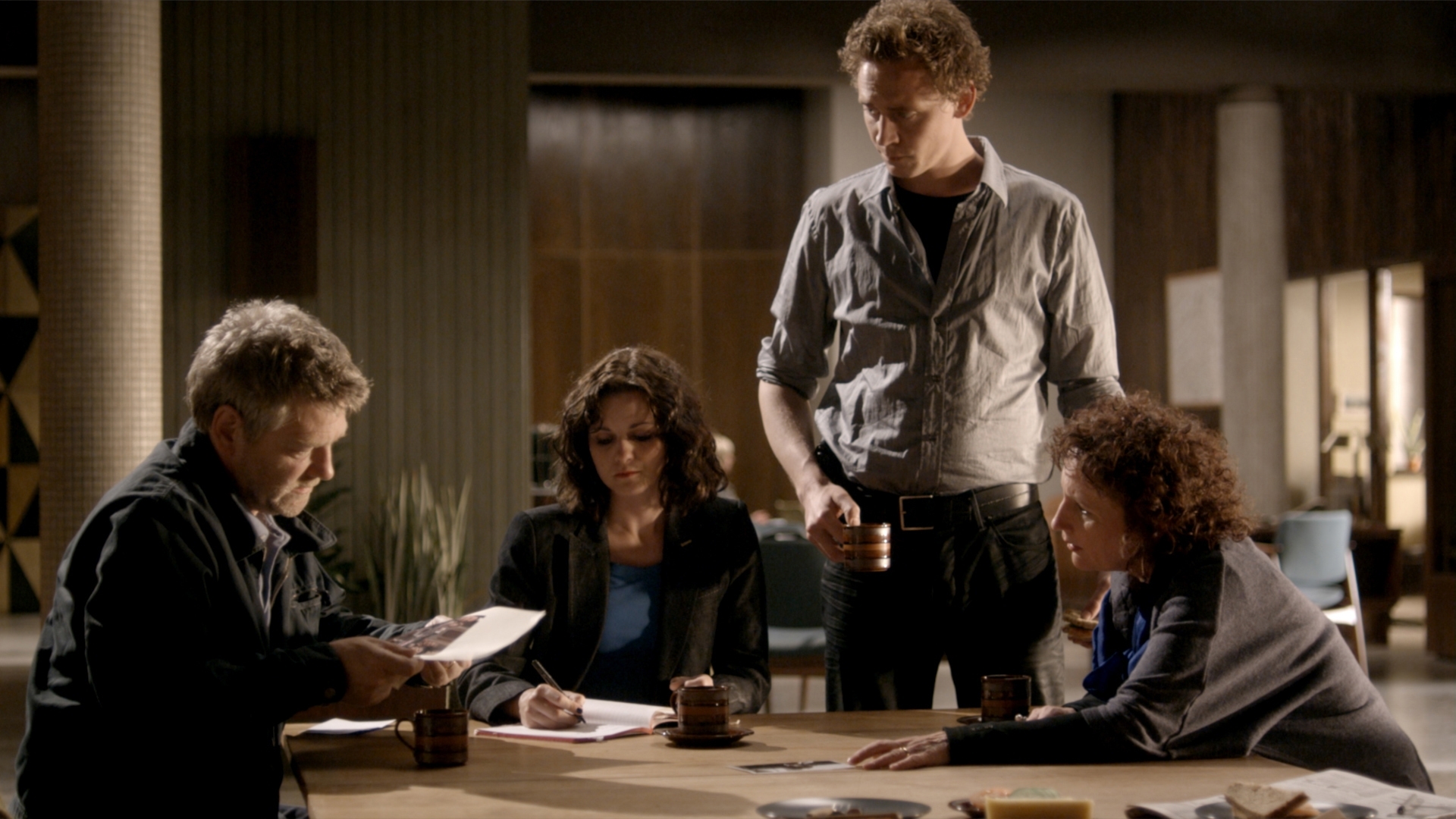 Still of Kenneth Branagh, Sadie Shimmin, Sarah Smart and Tom Hiddleston in Wallander (2008)