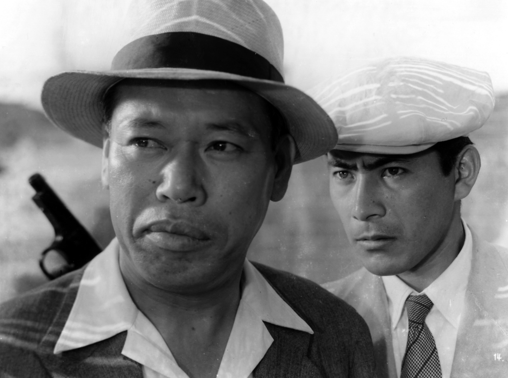 Still of Toshirô Mifune and Takashi Shimura in Nora inu (1949)
