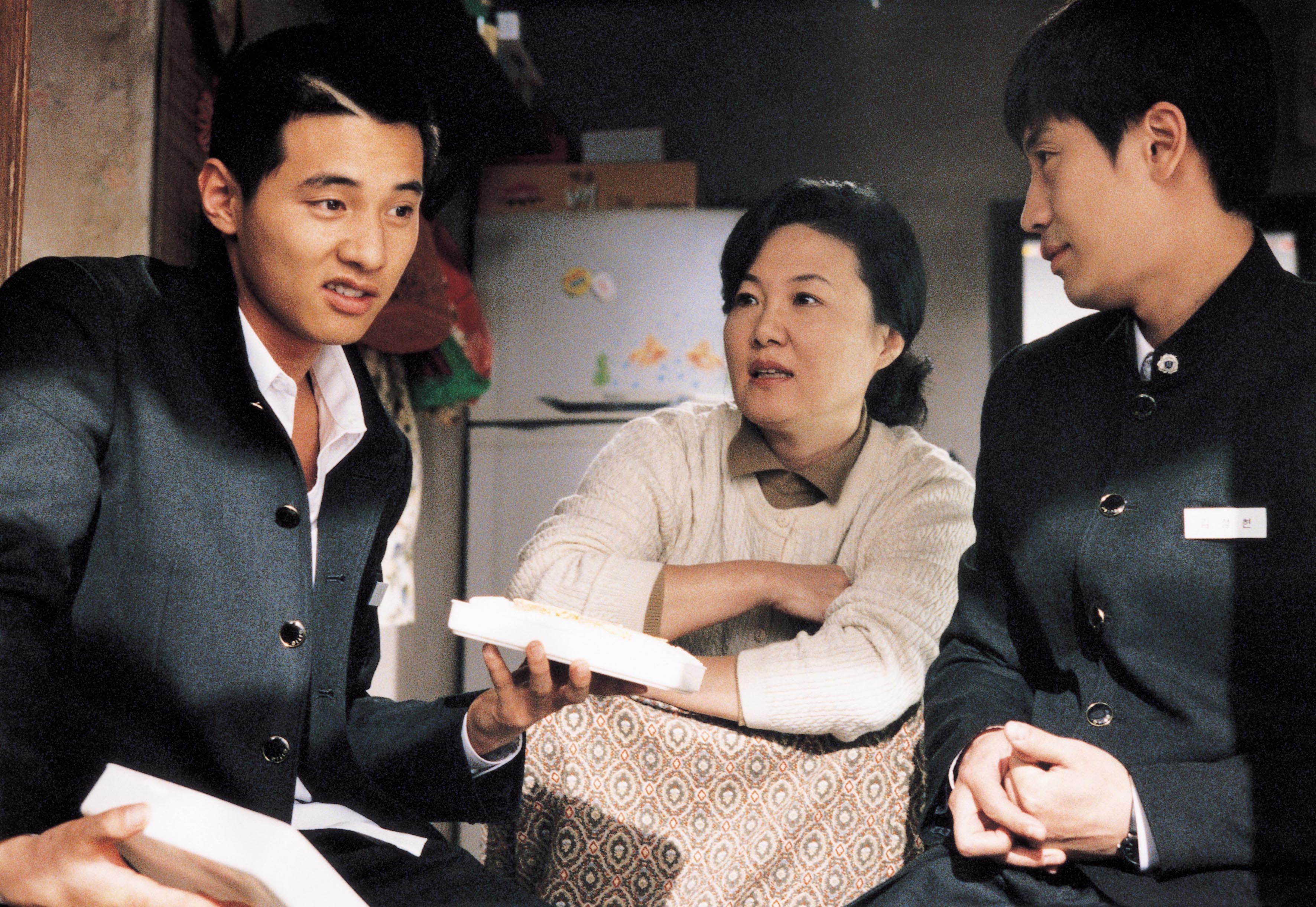Still of Ha-kyun Shin, Bin Won and Hae-suk Kim in Uri hyeong (2004)