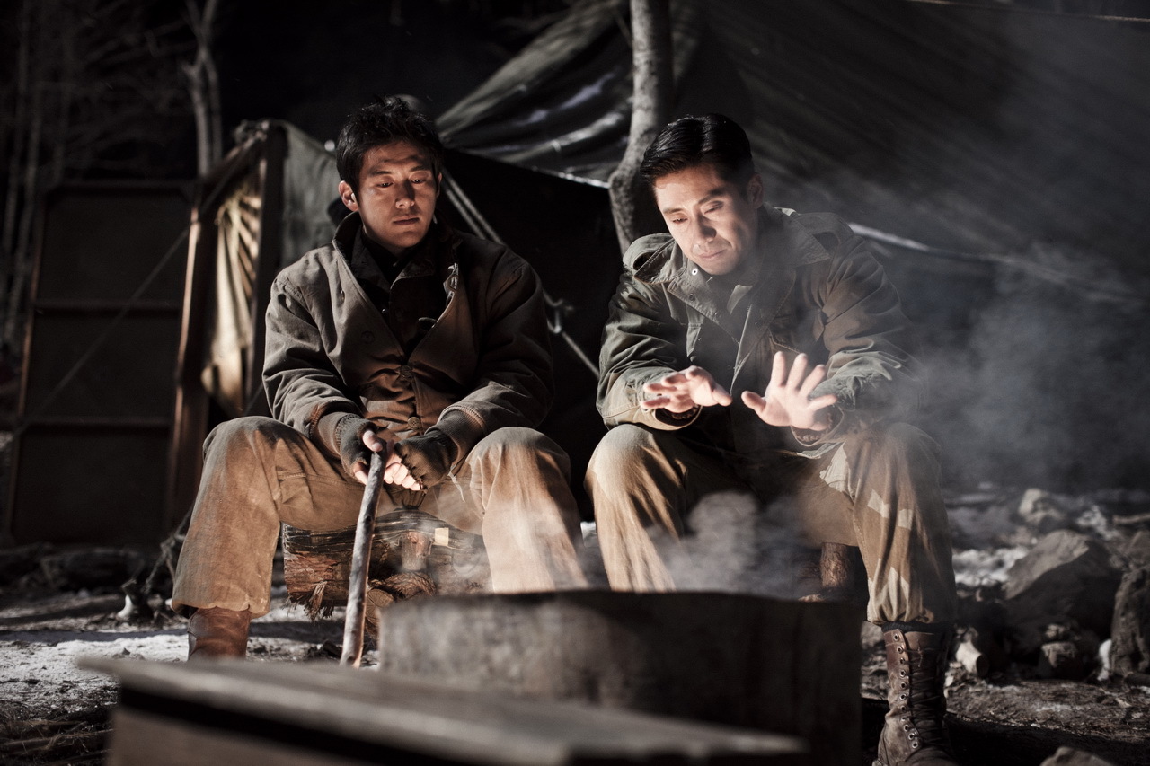 Still of Ha-kyun Shin and Soo Go in Go-ji-jeon (2011)