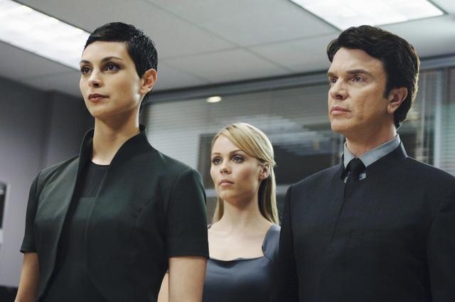 Still of Christopher Shyer, Laura Vandervoort and Morena Baccarin in V (2009)