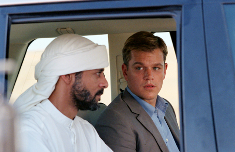 Still of Matt Damon and Alexander Siddig in Syriana (2005)