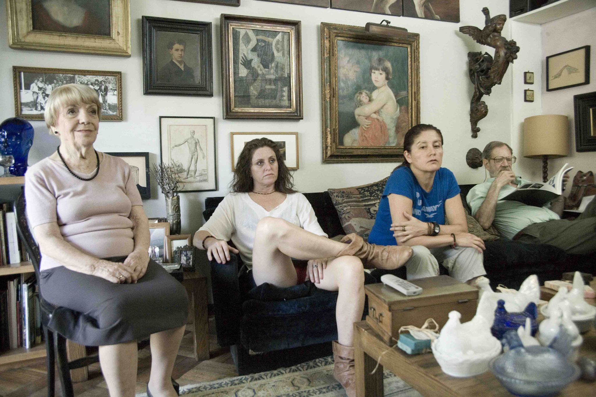 Still of Bélgica Castro, Claudia Celedón, Catalina Saavedra and Alejandro Sieveking in Old Cats (2010)