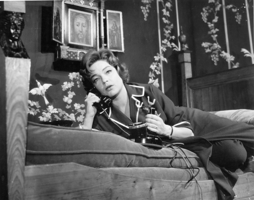 Still of Simone Signoret in Le jour et l'heure (1963)