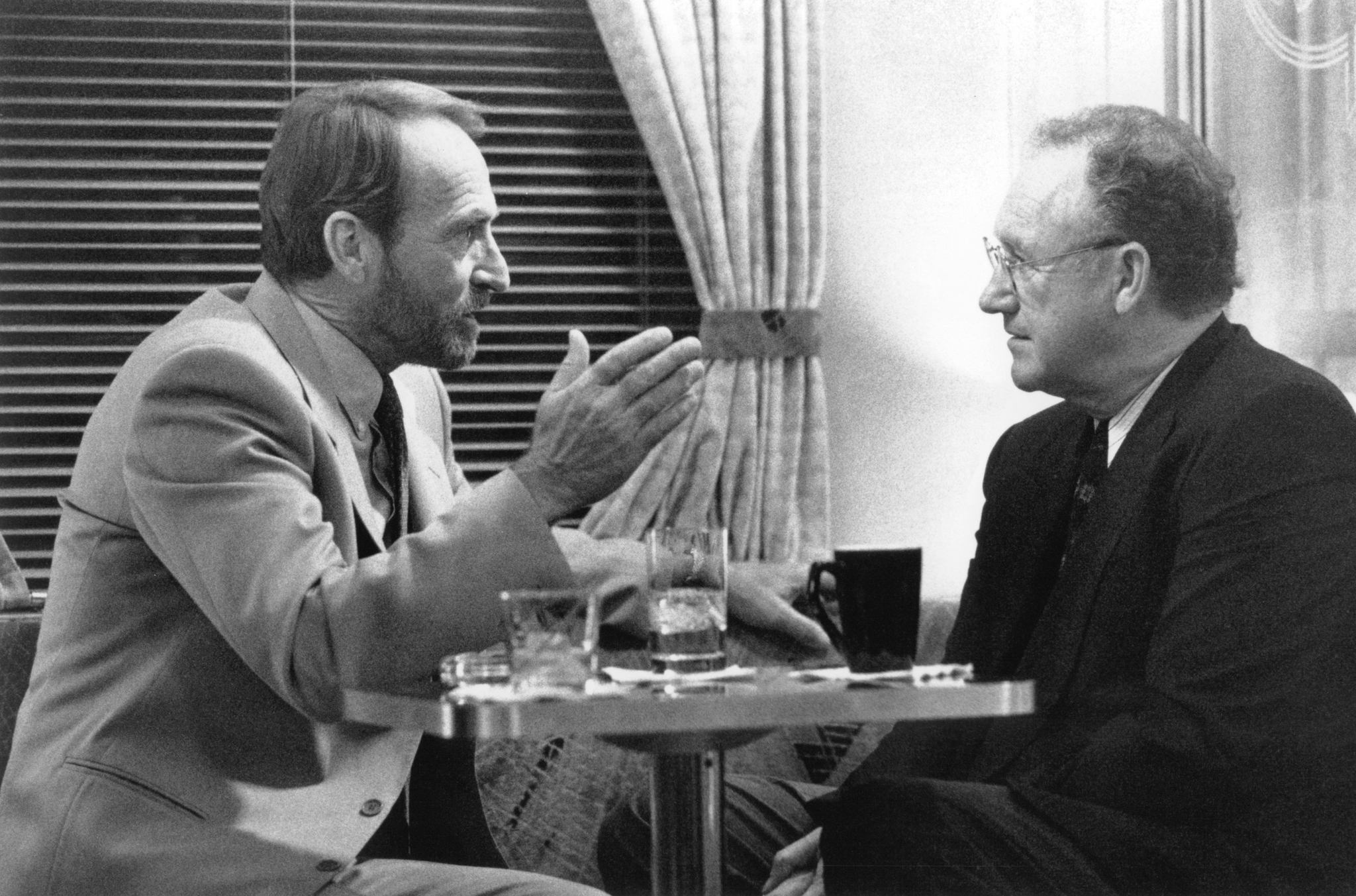 Still of Gene Hackman and James Sikking in Narrow Margin (1990)