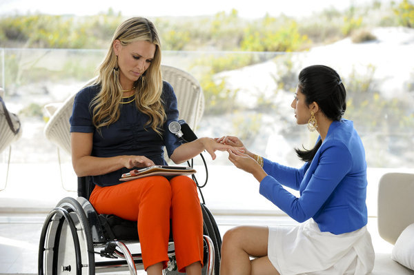 Still of Molly Sims and Reshma Shetty in Royal Pains (2009)