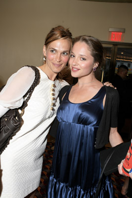 Molly Sims and Margarita Levieva at event of The Invisible (2007)