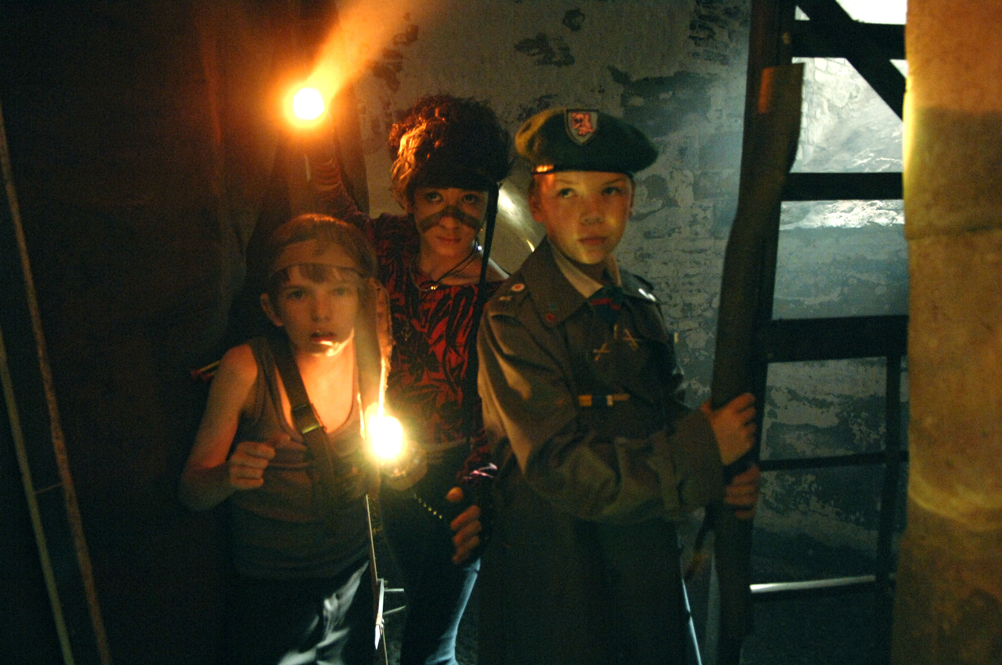 Still of Jules Sitruk, Bill Milner and Will Poulter in Son of Rambow (2007)