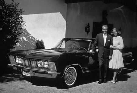 RED SKELTON & HIS WIFE GEORGIA WITH HIS NEW 1963 BUICK RIVIERA 1963