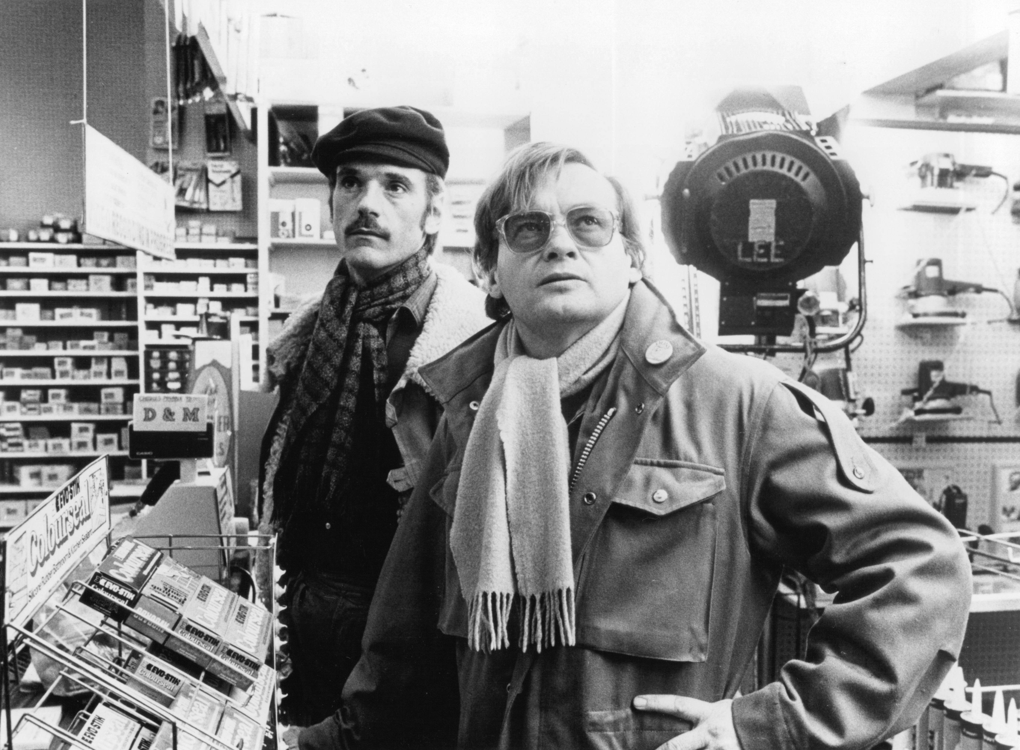 Still of Jeremy Irons and Jerzy Skolimowski in Moonlighting (1982)
