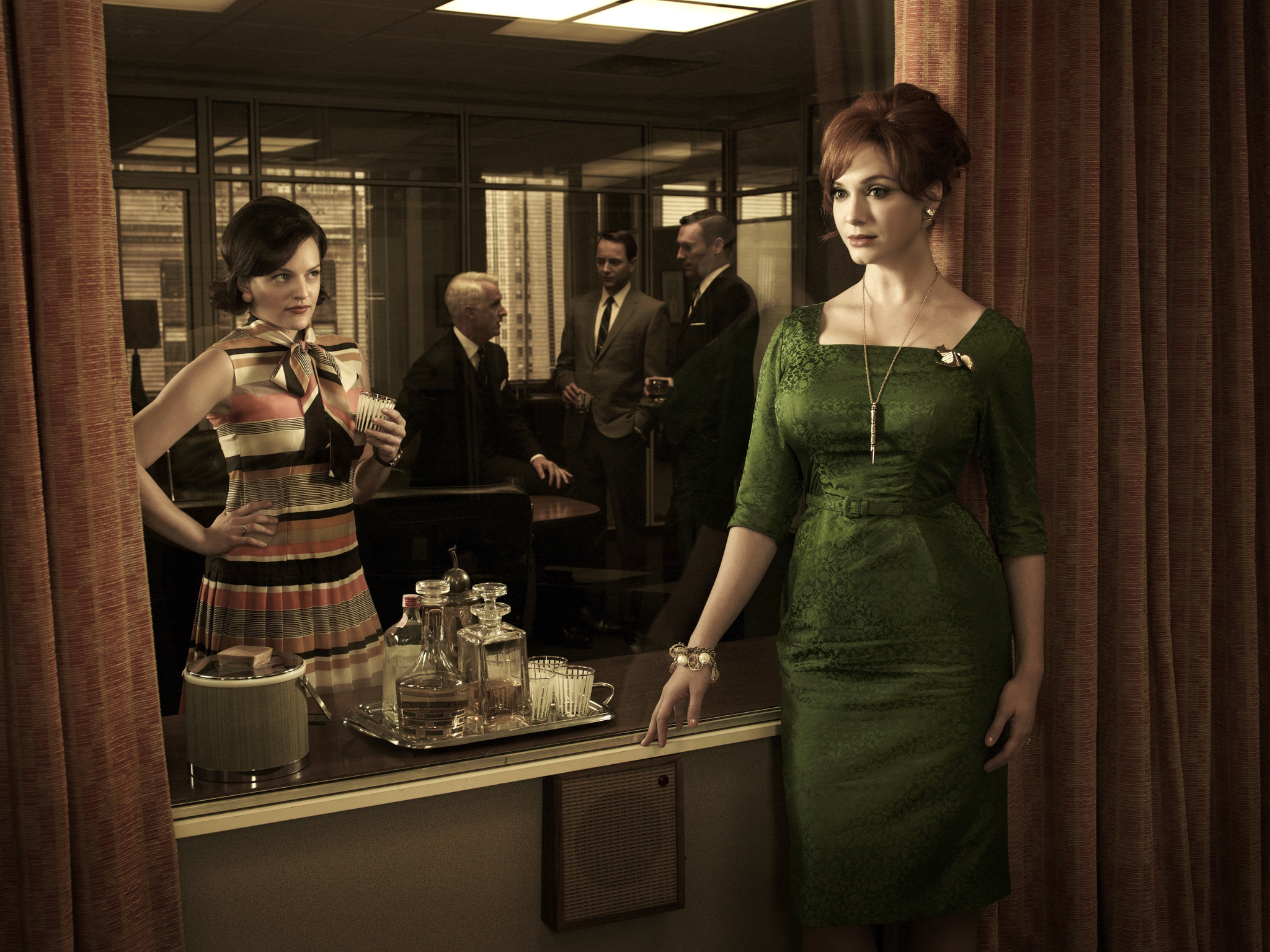 Still of Elisabeth Moss, Christina Hendricks, Vincent Kartheiser and John Slattery in MAD MEN. Reklamos vilkai (2007)