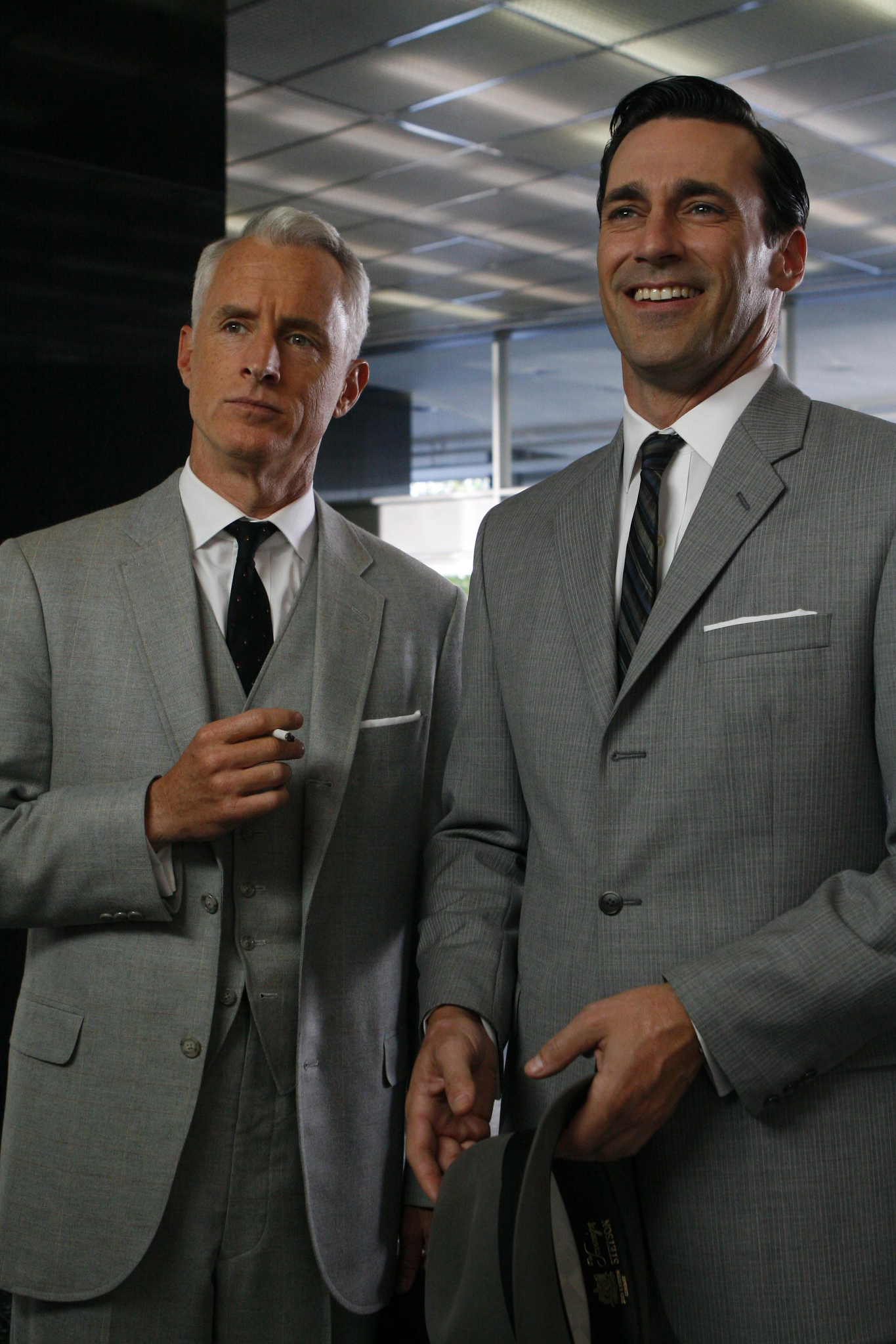 Still of Jon Hamm and John Slattery in MAD MEN. Reklamos vilkai (2007)