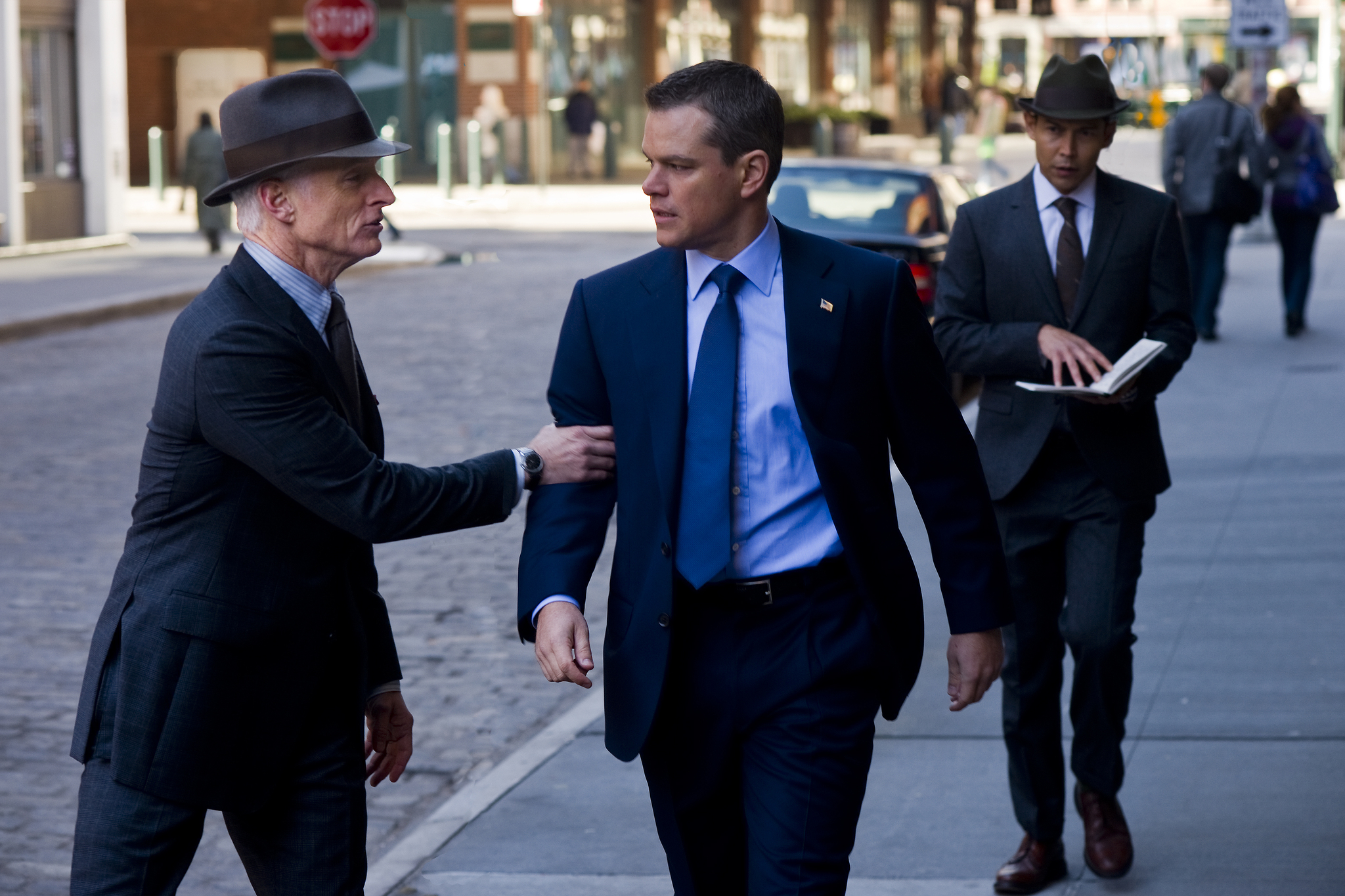 Still of Matt Damon and John Slattery in Likimo ekspertai (2011)