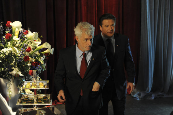 Still of Alec Baldwin and John Slattery in 30 Rock (2006)