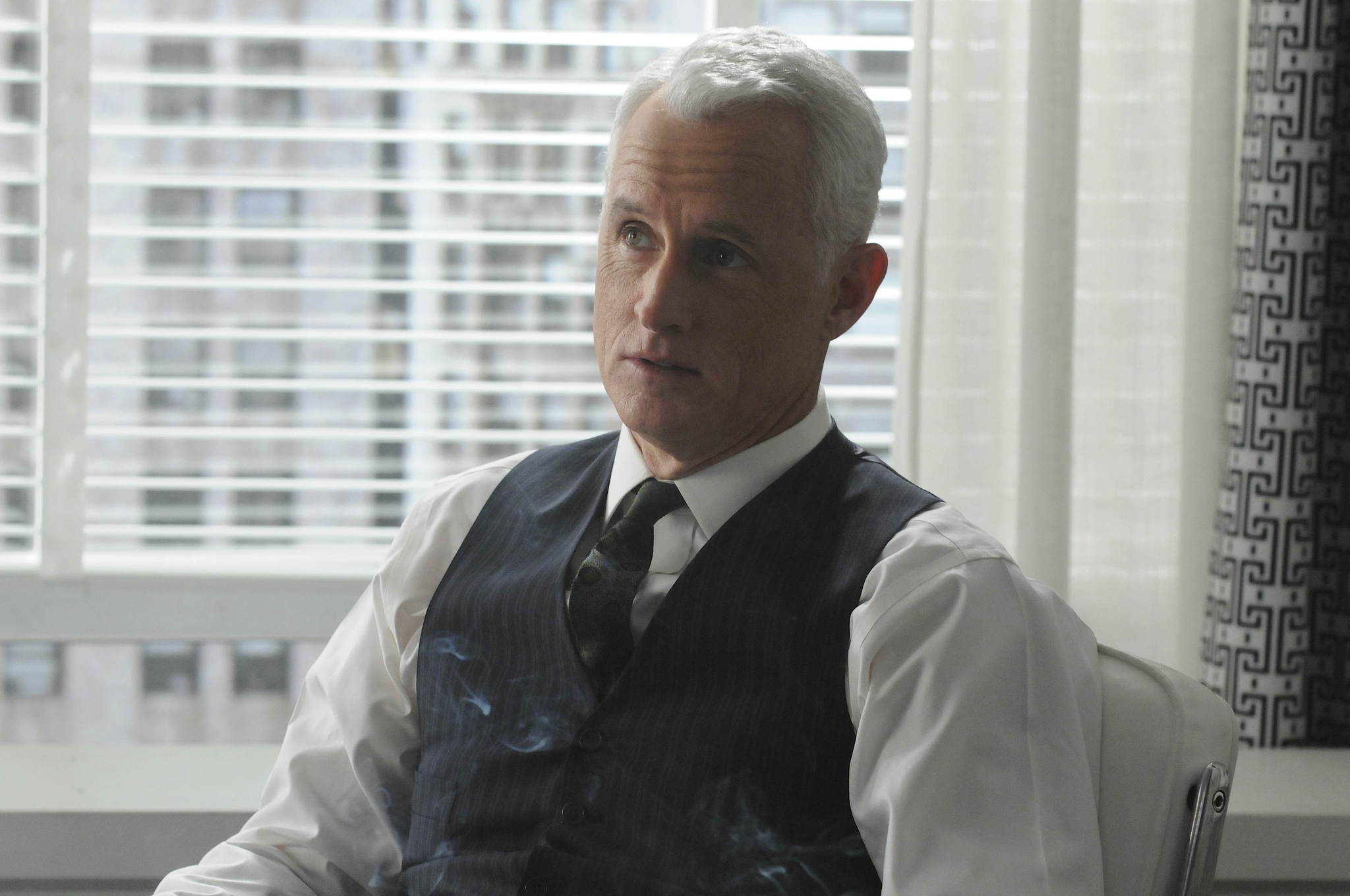 Still of John Slattery in MAD MEN. Reklamos vilkai (2007)