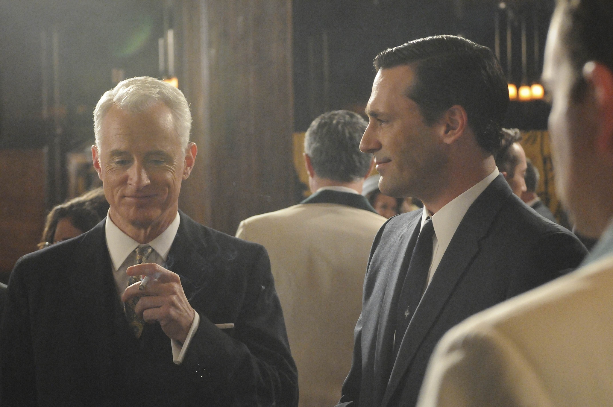 Still of Jon Hamm and John Slattery in MAD MEN. Reklamos vilkai (2007)