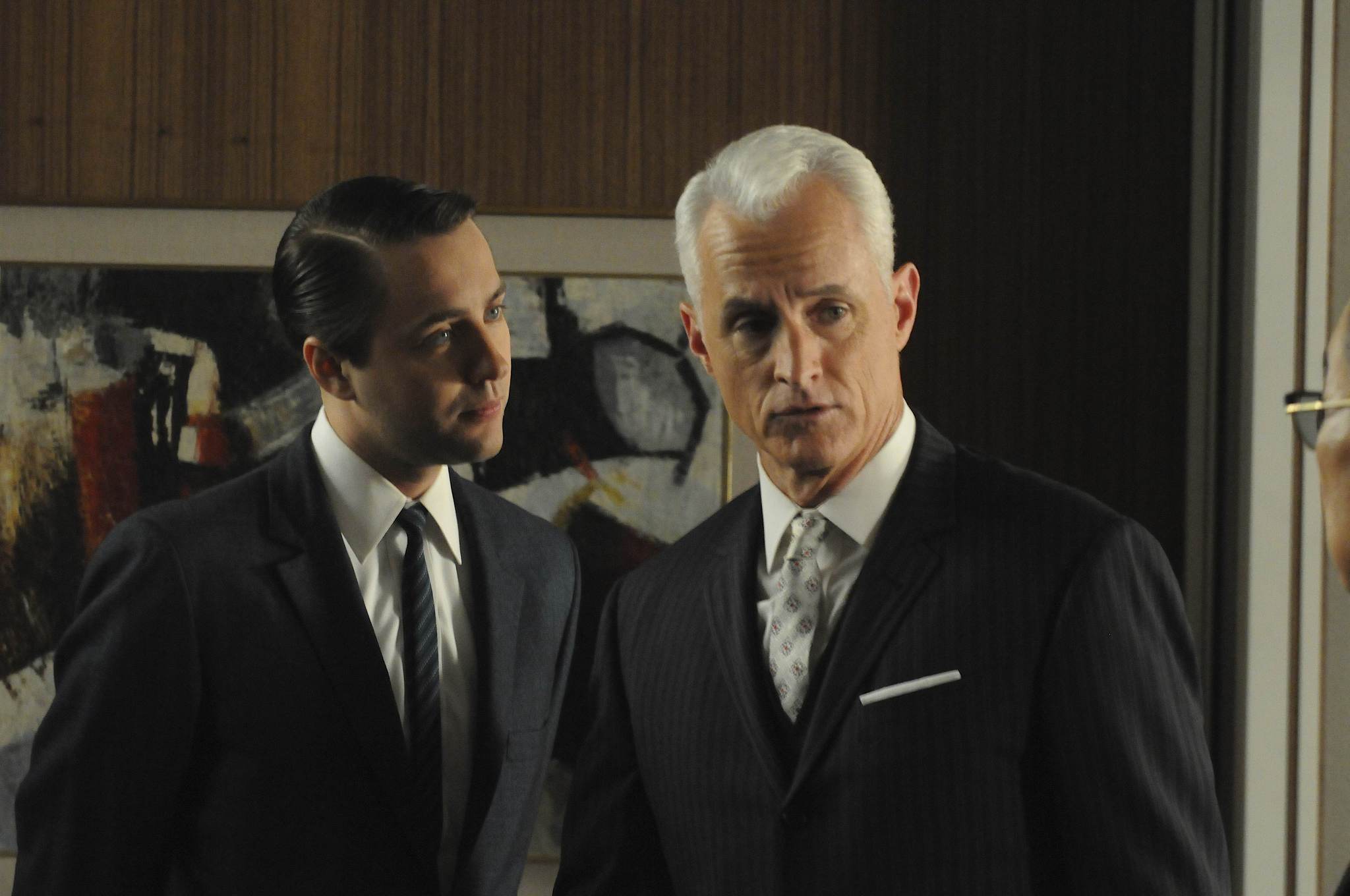 Still of Vincent Kartheiser and John Slattery in MAD MEN. Reklamos vilkai (2007)