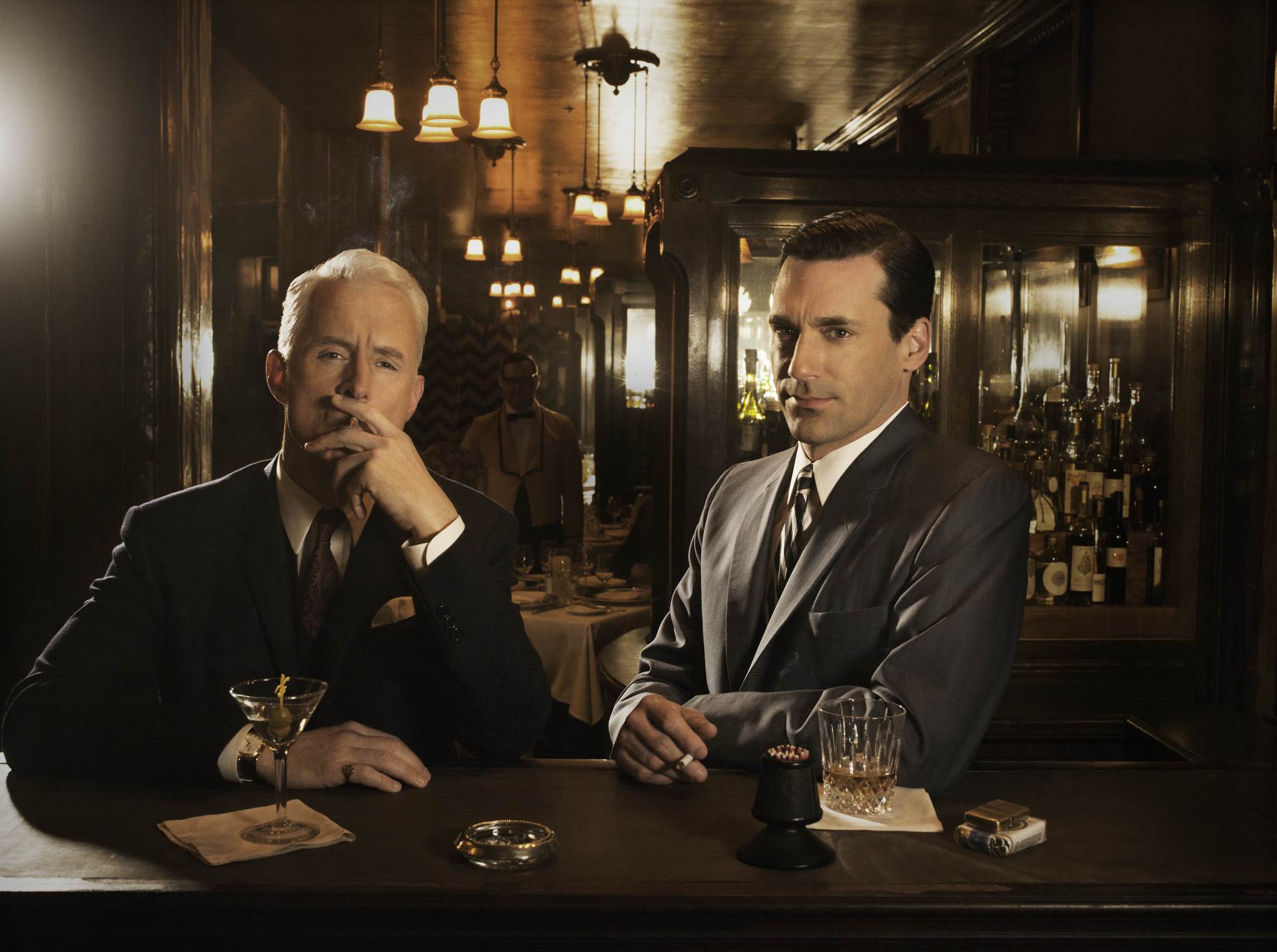 Still of Jon Hamm and John Slattery in MAD MEN. Reklamos vilkai (2007)