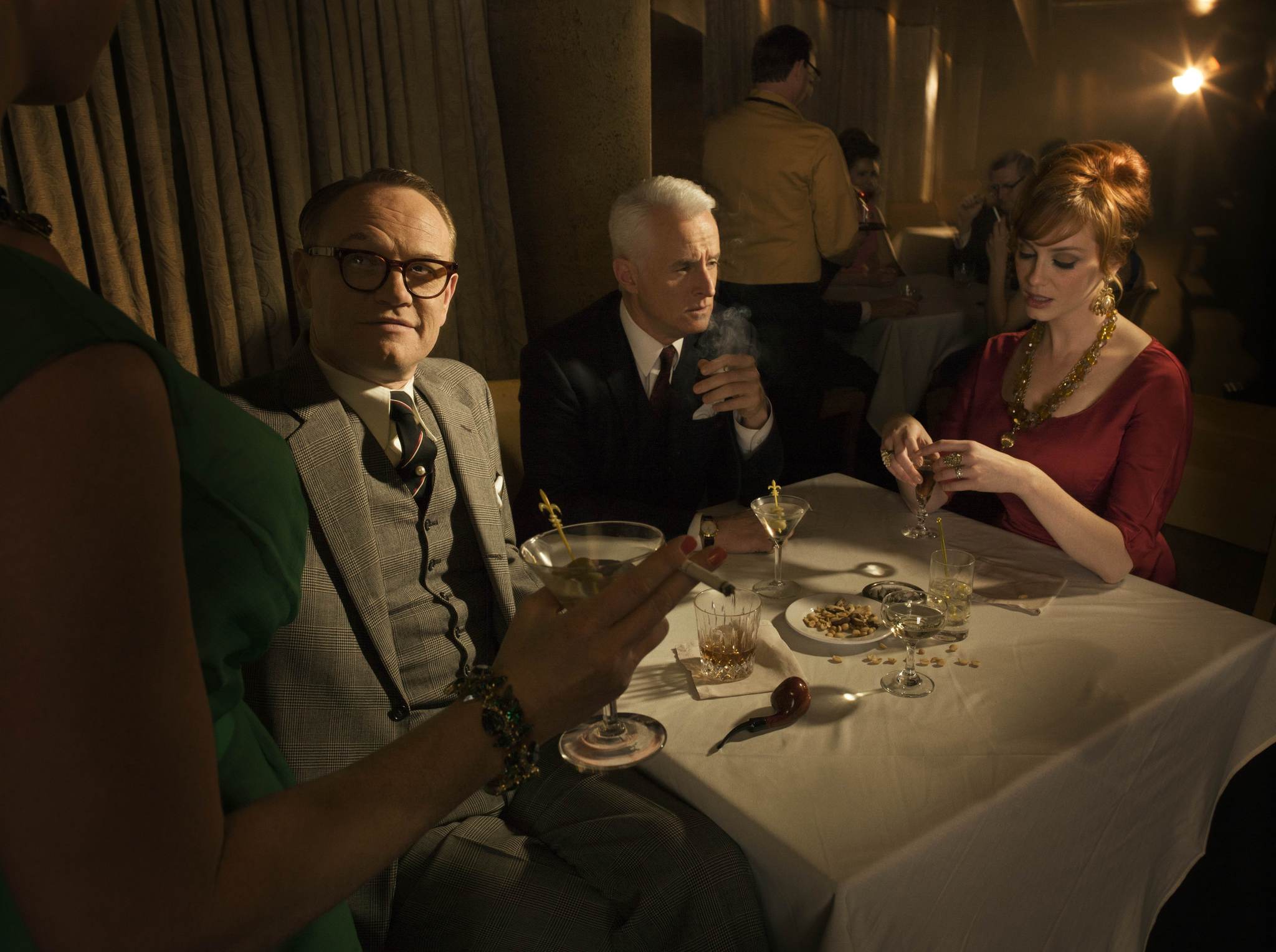 Still of Christina Hendricks and John Slattery in MAD MEN. Reklamos vilkai (2007)