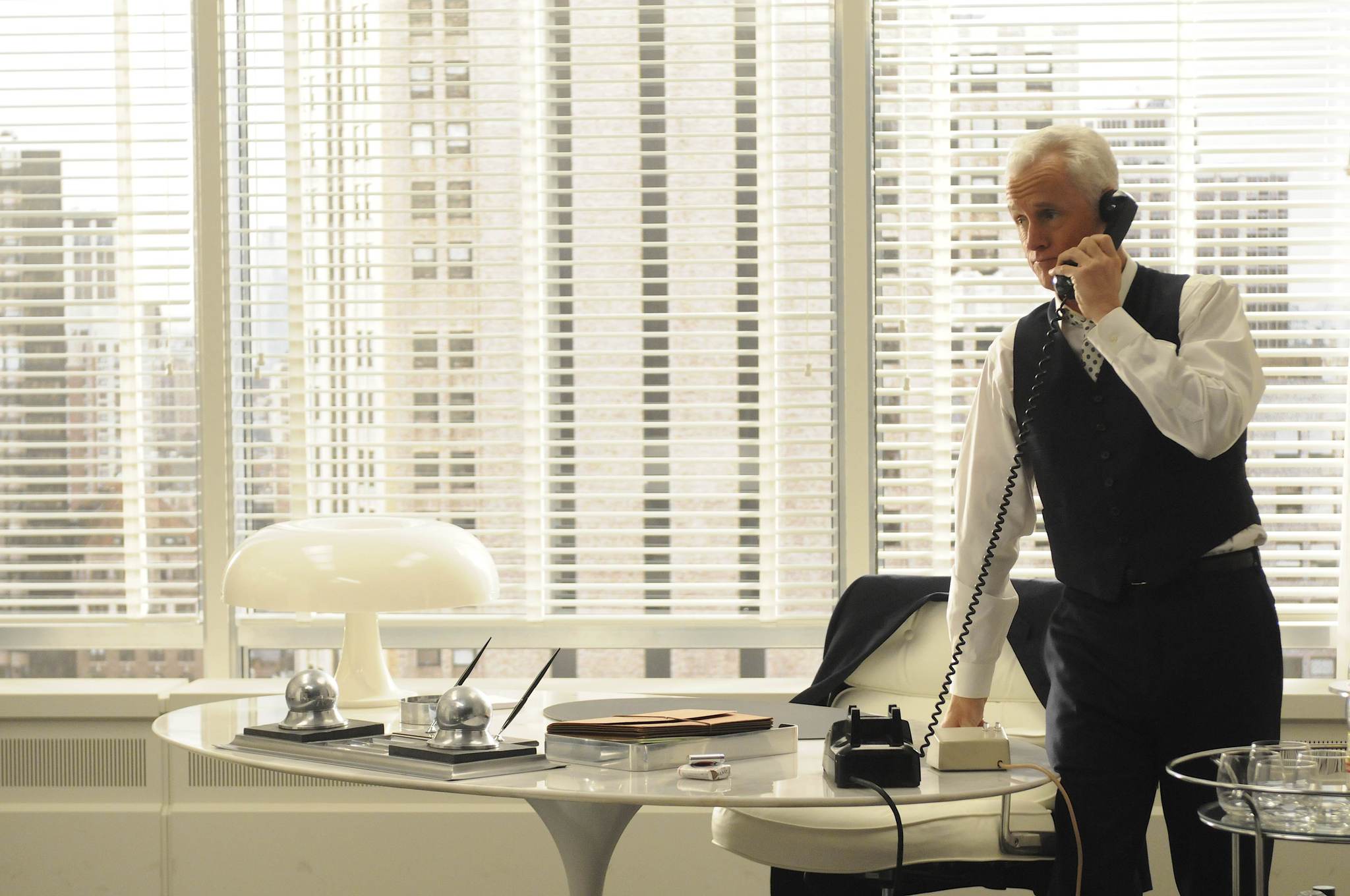 Still of John Slattery in MAD MEN. Reklamos vilkai (2007)