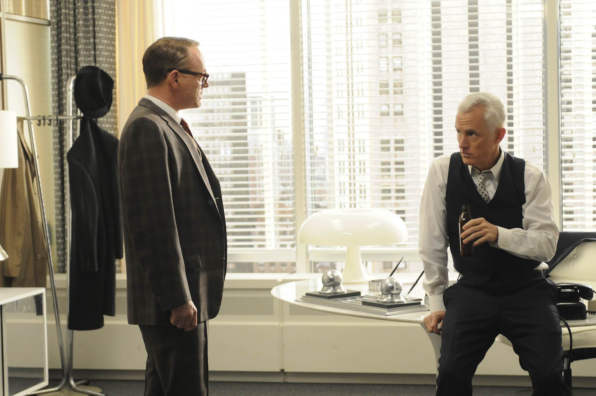 Still of Jared Harris and John Slattery in MAD MEN. Reklamos vilkai (2007)