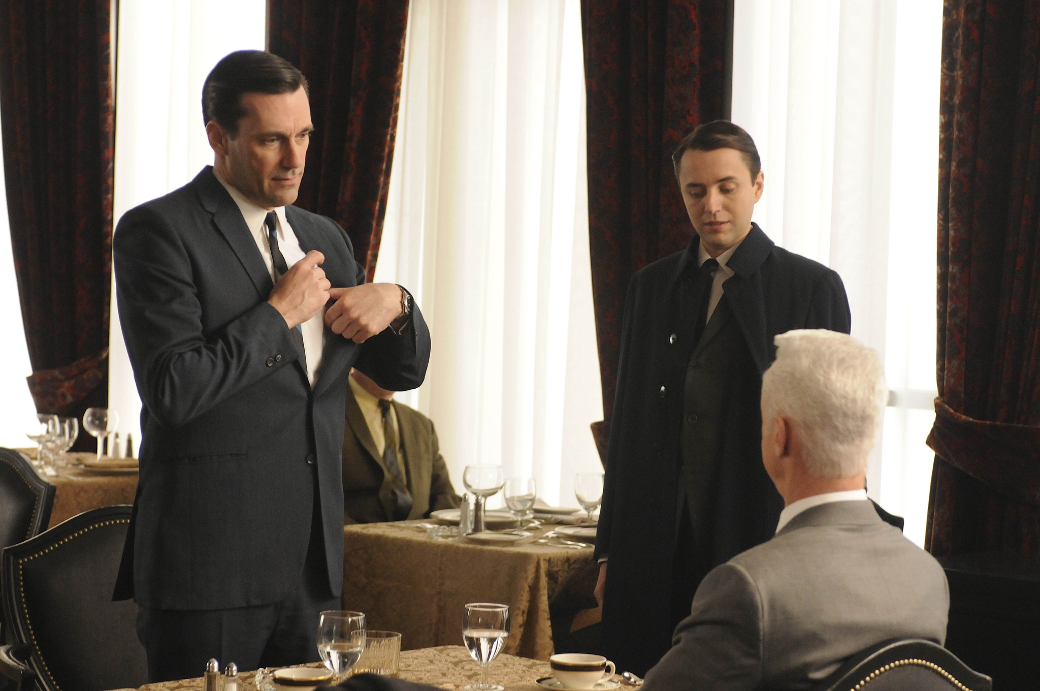 Still of Jon Hamm, Vincent Kartheiser and John Slattery in MAD MEN. Reklamos vilkai (2007)