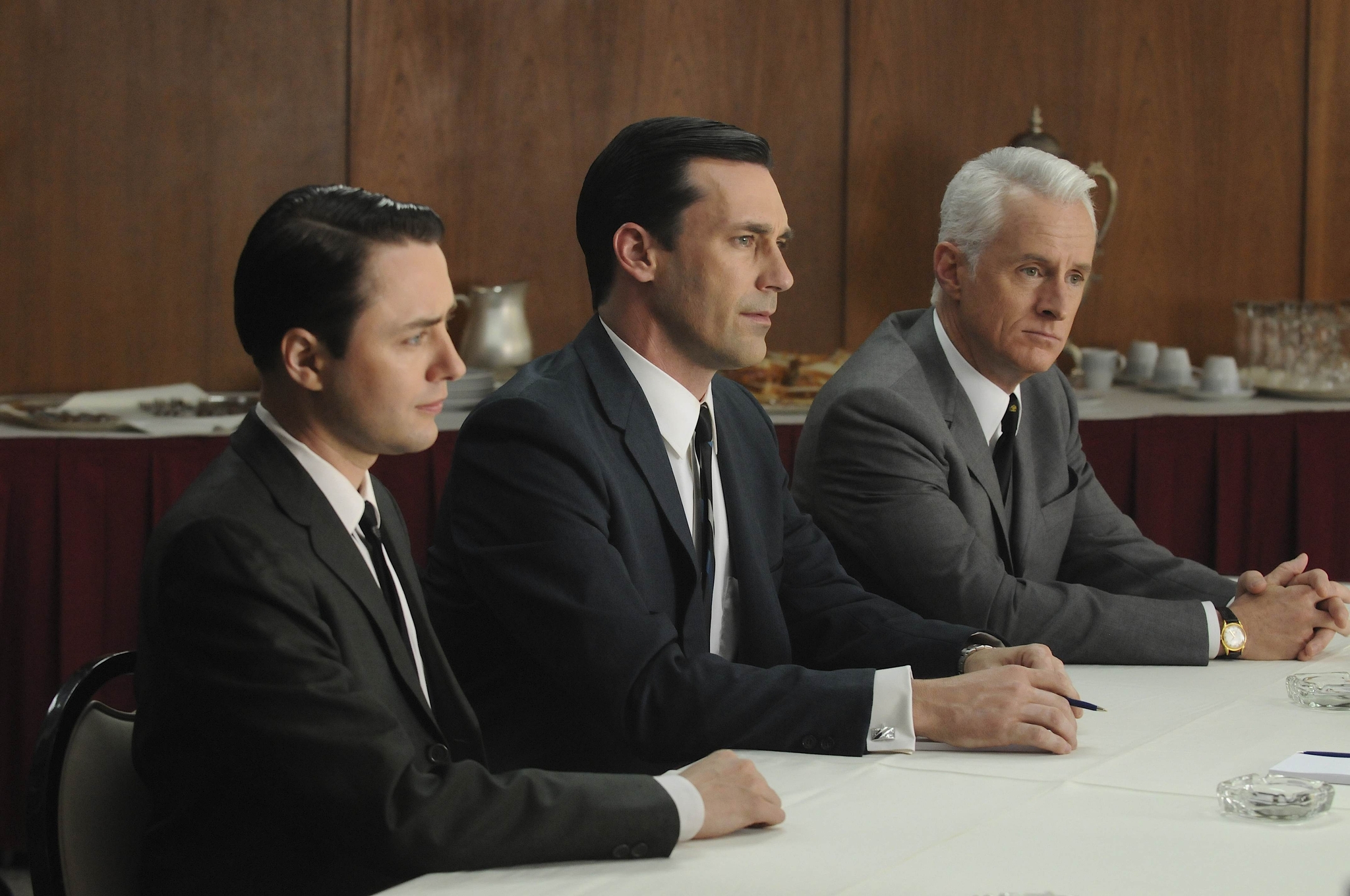 Still of Jon Hamm, Vincent Kartheiser and John Slattery in MAD MEN. Reklamos vilkai (2007)