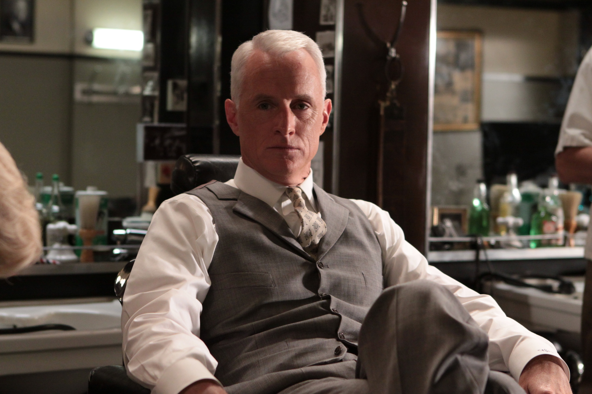 Still of John Slattery in MAD MEN. Reklamos vilkai (2007)