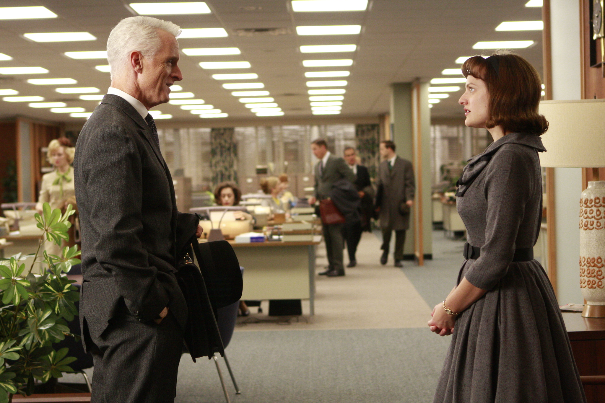 Still of Elisabeth Moss and John Slattery in MAD MEN. Reklamos vilkai (2007)