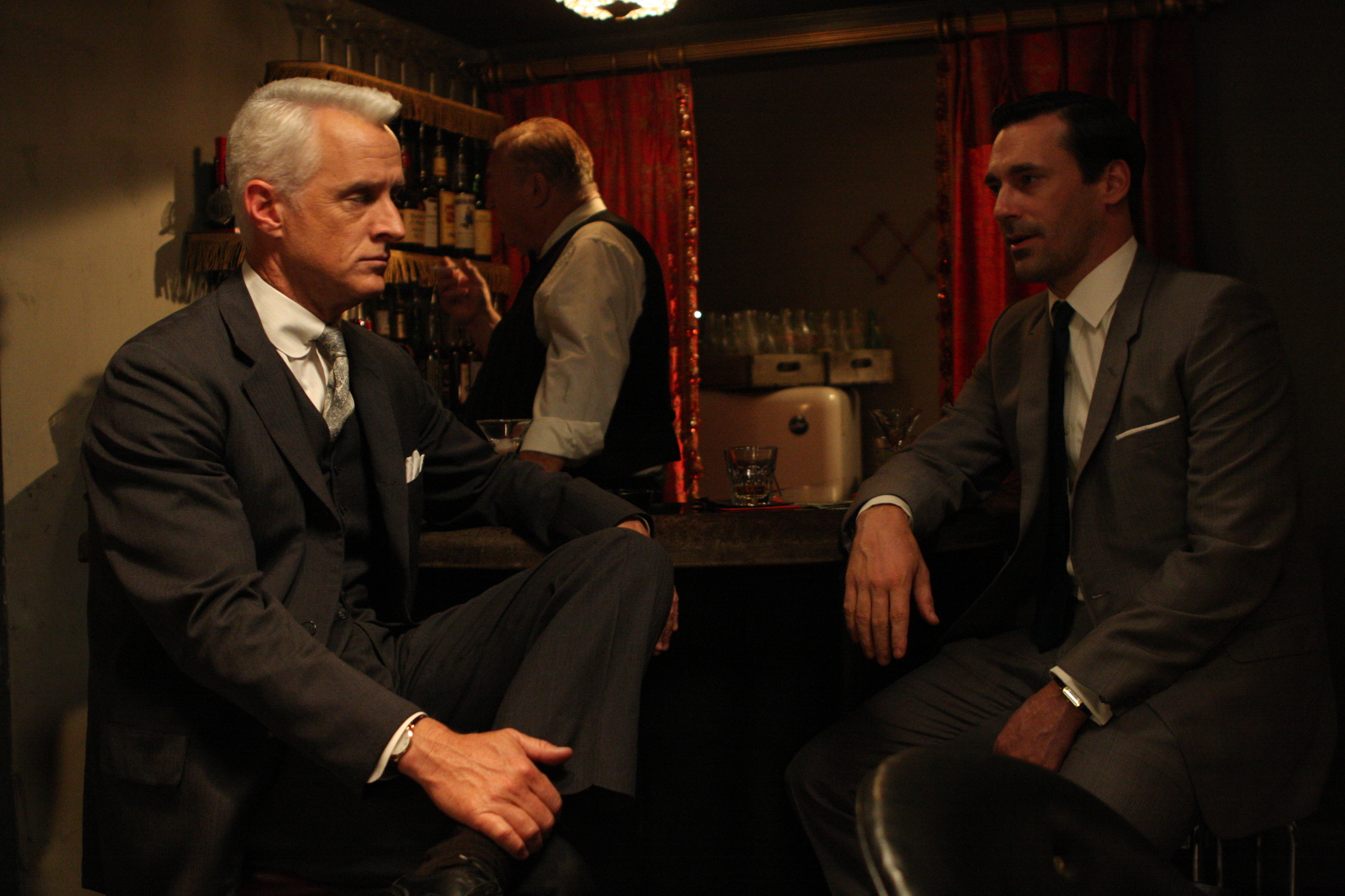 Still of Jon Hamm and John Slattery in MAD MEN. Reklamos vilkai (2007)