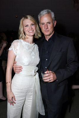 January Jones and John Slattery at event of MAD MEN. Reklamos vilkai (2007)